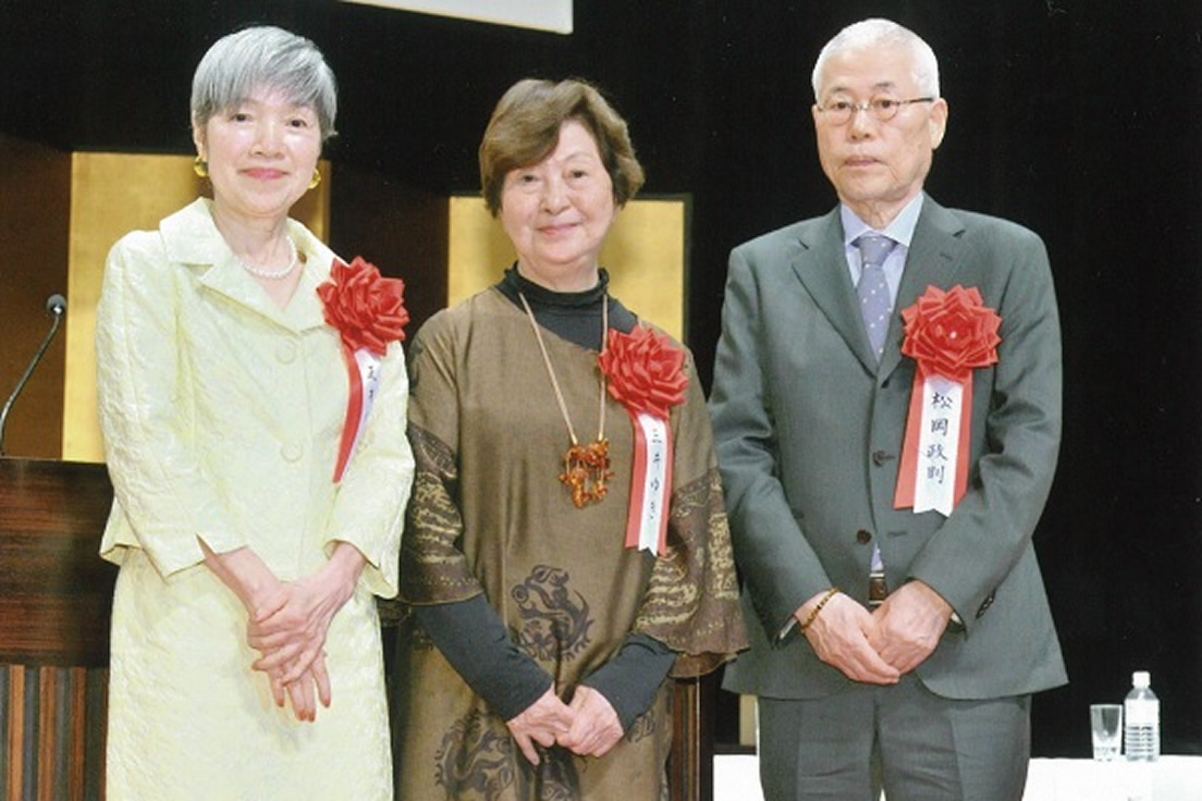 令和６年５月に行われた贈賞式にて。右から詩部門・松岡政則氏、短歌部門・三井ゆき氏、俳句部門・正木ゆう子氏