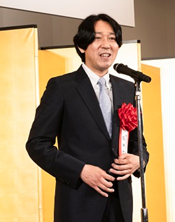 『存在のすべてを』で受賞した塩田武士氏