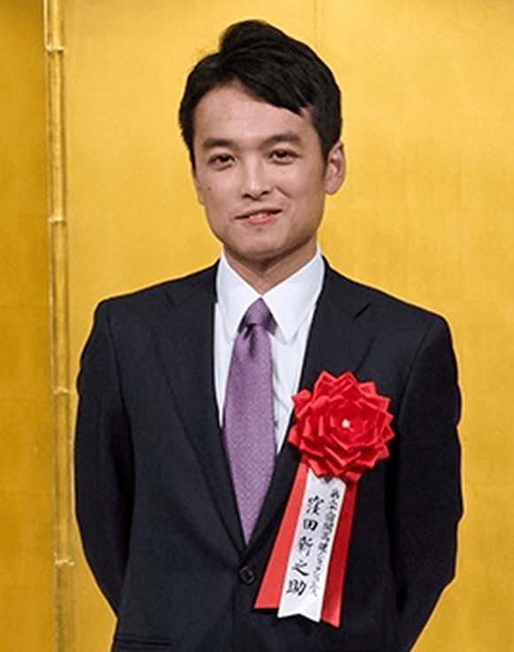 『対馬の海に沈む』で受賞した窪田新之助氏