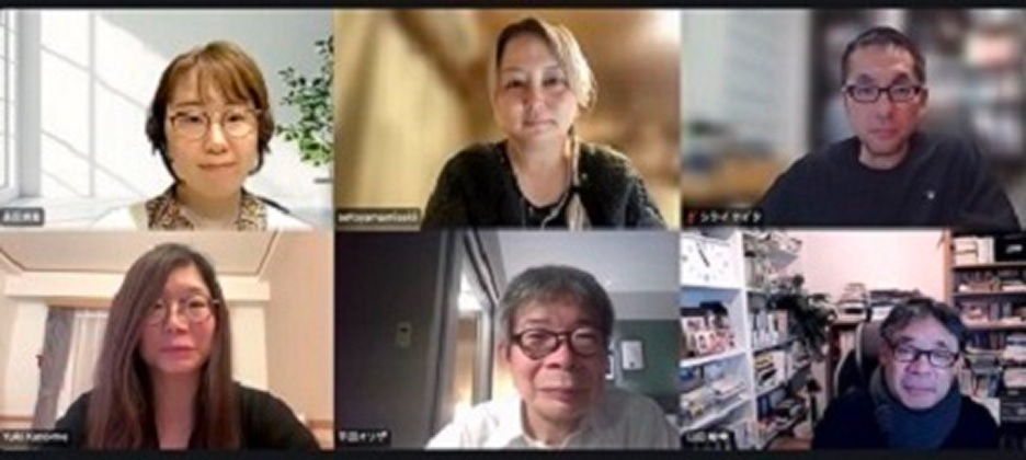 最終審査会での審査員５名と司会の山田裕幸氏（右下）