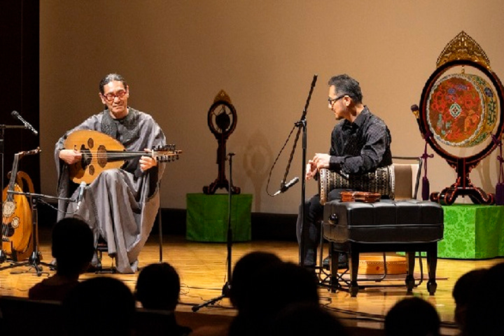 アラブの音楽も。左奥の楽器「ウード」は同図鑑の表紙を飾ったもの