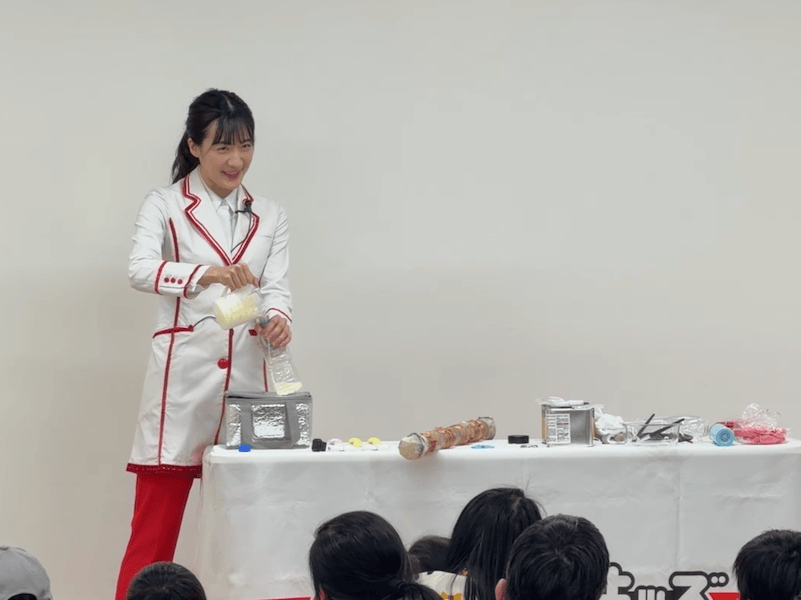 五十嵐美樹氏（サイエンスエンターテイナー、東京都市大学准教授）によるサイエンスショー。曲に合わせてダンスをしながらバターを作った。
