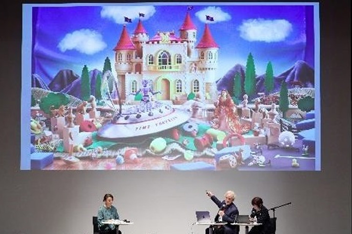 絵本製作の細部にわたり、ウォルターさん（中央）直々の丁寧な説明が