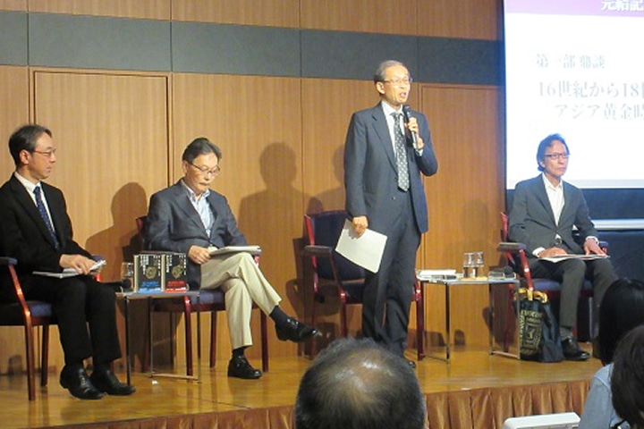 右から姜尚中氏、三浦徹氏、村田雄二郎氏、落合勝人氏