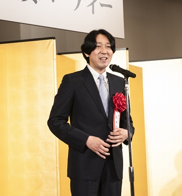 『存在のすべてを』で受賞した塩田武士氏