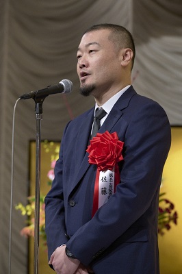 『幽玄F』で受賞した佐藤究氏