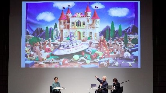 絵本製作の細部にわたり、ウォルターさん（中央）直々の丁寧な説明が
