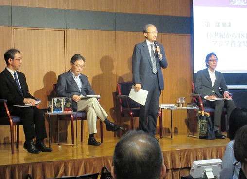 右から姜尚中氏、三浦徹氏、村田雄二郎氏、落合勝人氏